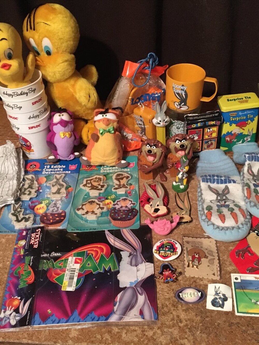 LOONEY TUNES LOT TWEETY BIRD PLUSH PINS SPACE JAM MONSTARS BUGS BUNNY PEZ CANDLE